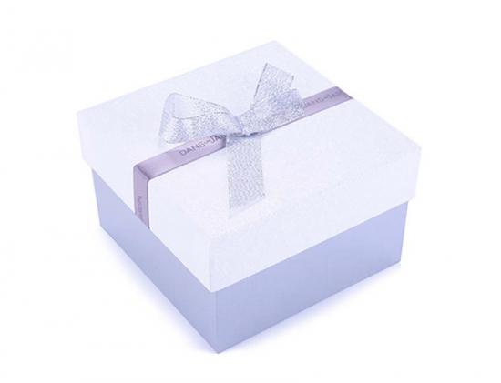 бумажная подарочная коробка с бантом
